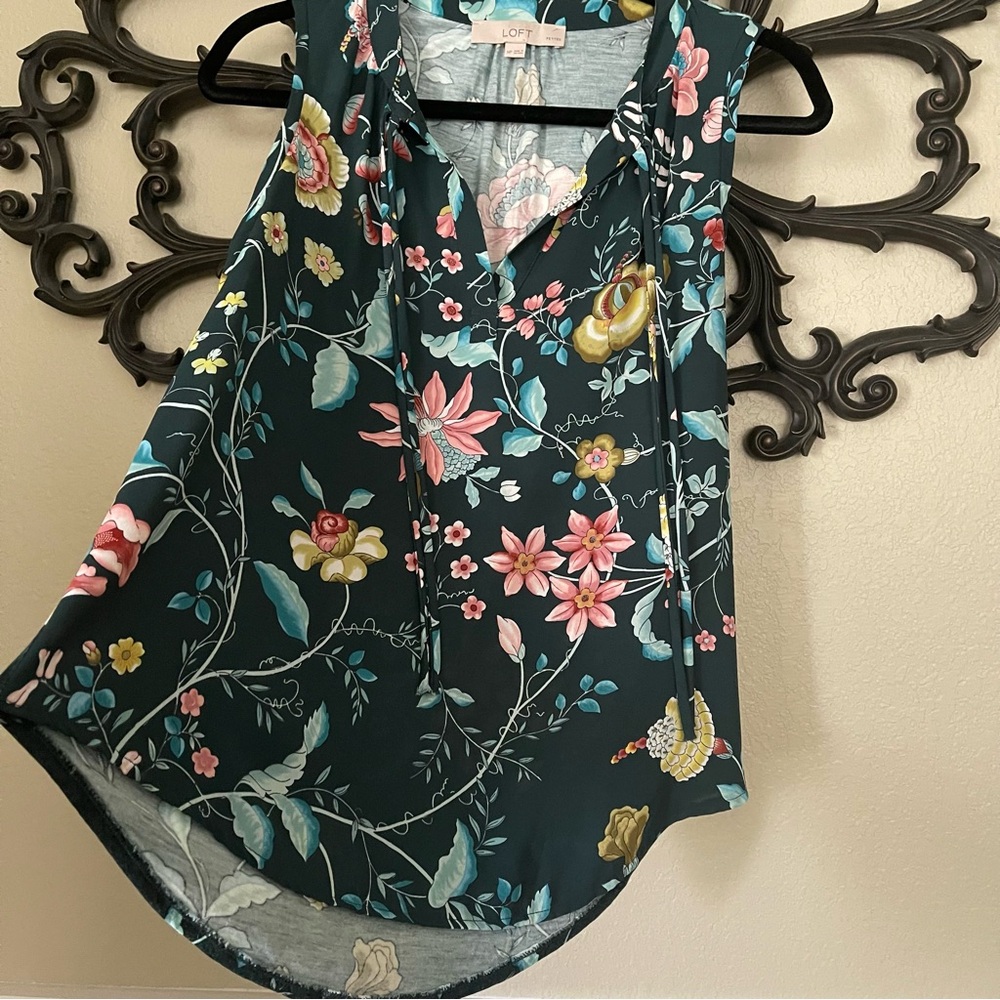 3/$21 | LOFT Floral Sleeveless Top Size MP - Picture 11 of 13